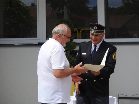 Odkritje spominske plošče na stavbi Osnovne šole Janeza Kuharja Razkrižje 16